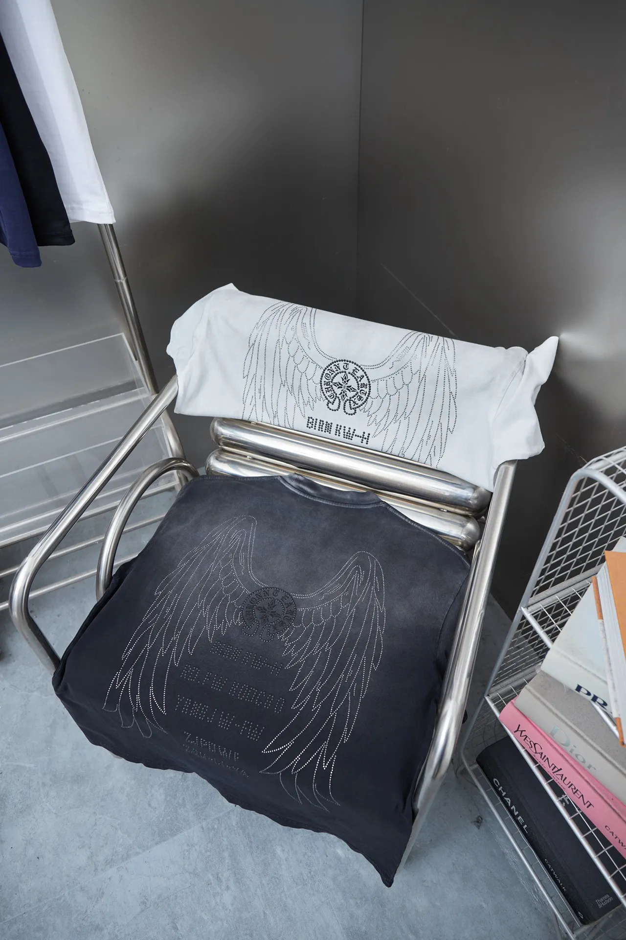 🅿️220 Ch*ome Hearte 25SS early spring new style, short-sleeved Croix heart diamonds, light luxury, essential item for daily commuting for men and women, correct version, comparison welcome, detailed features · 280g 100% pure cotton double yarn jersey fabric · Custom dyed in the same vat, special thickened 32 pieces double-stranded 1X1 thread · Imported Australian matte pearlescent diamonds ➕ thick letter logo · Ready-made garments made of piece dyeing Then do the faded fried snowflake process, then wash it to make it look old · General washing to improve the effect · Double needle stitching and cross-stitch process · Original main mark, washed tag, brand moisture-proof paper packaging Color: black/white Size: S/M/L/XL